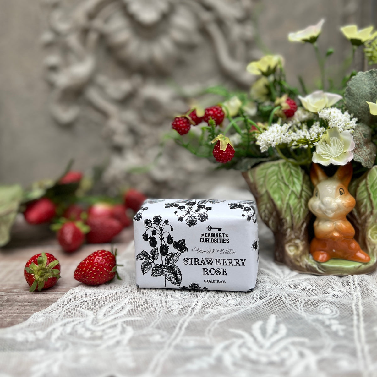 Strawberry Fayre - Set 4 Sottobicchieri In MDF Con Design Vintage Fragola, 11,4x11,4x2,3 Cm - 2
